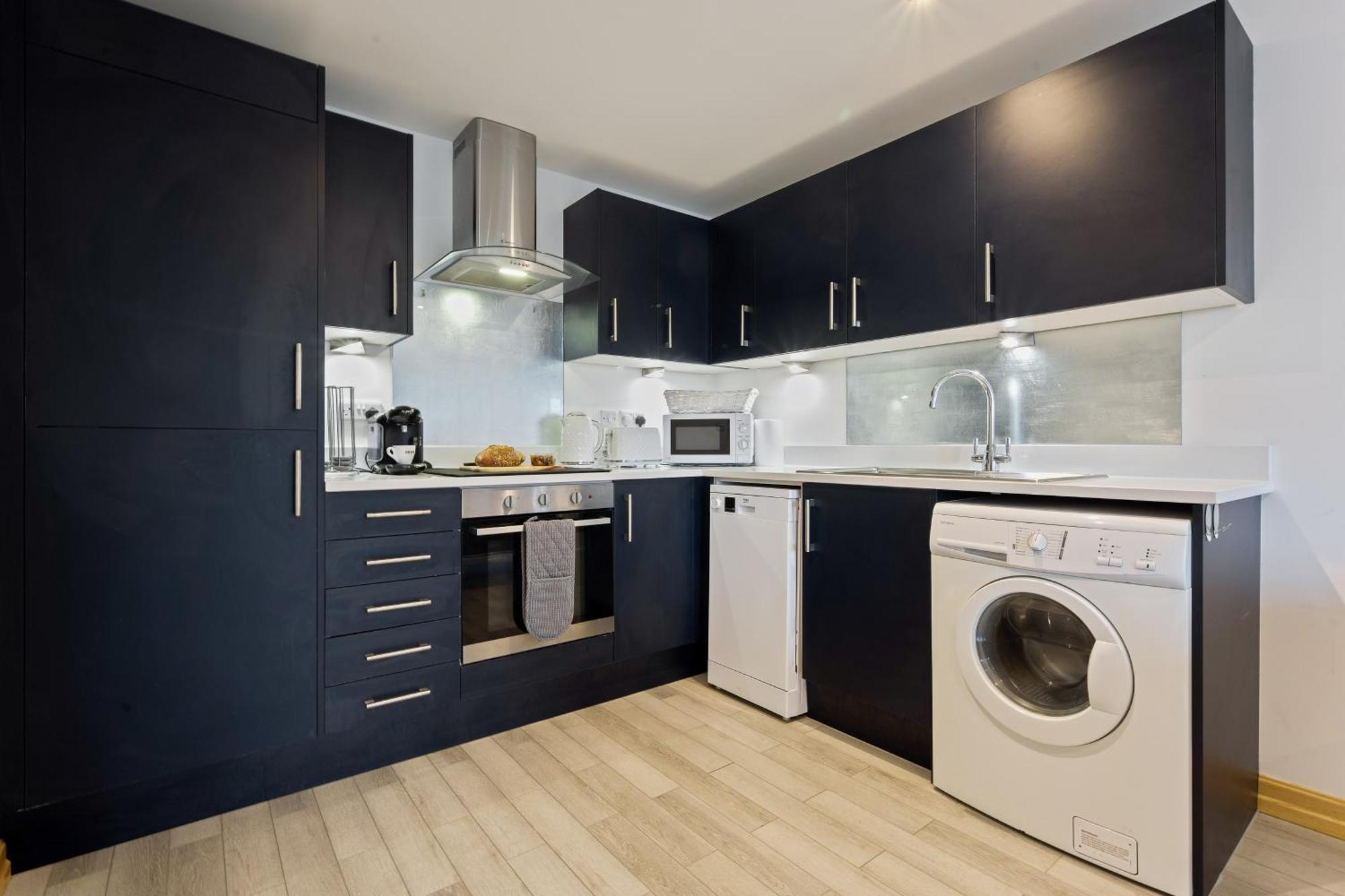 Large, Newly Renovated, Three Bedroom Town Centre Split Level Apartment With Free Parking, Sleeps Seven - Walking Distance To Beach Bournemouth Exterior foto